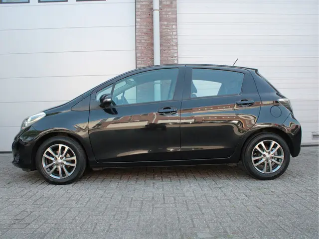 Toyota Yaris 1.0 VVT-i Aspiration 2014 Benzine 2