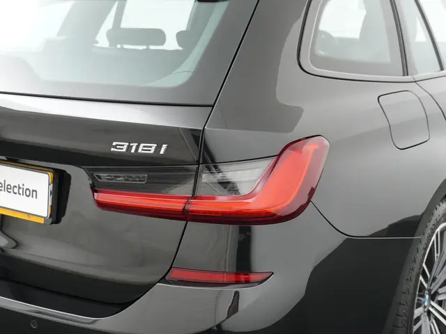 BMW 3 Serie Touring 318i Business Edition 2021 Benzine 28