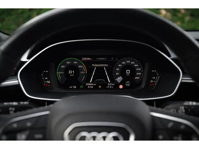 Audi Q3 45 TFSI e S edition 2024 Hybride Benzine 12