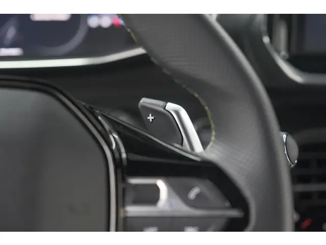 Peugeot 2008 PureTech 130 EAT8 GT 2024 Benzine 41