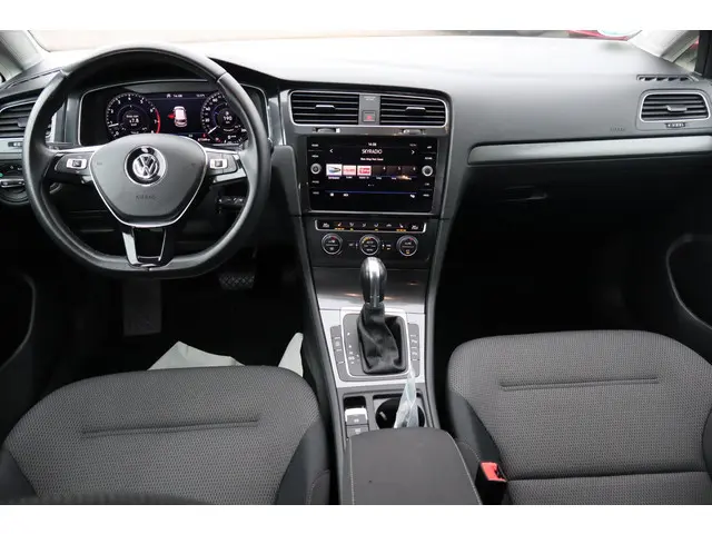 Volkswagen Golf 1.4 TSI Highline Business R 2018 Benzine 2