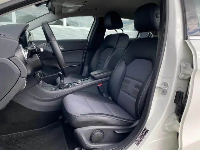Mercedes-Benz GLA 200 Trekhaak 2015 Benzine 9