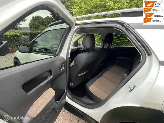 Citroën C4 Cactus 1.2 PureTech Shine 2015 Benzine 12
