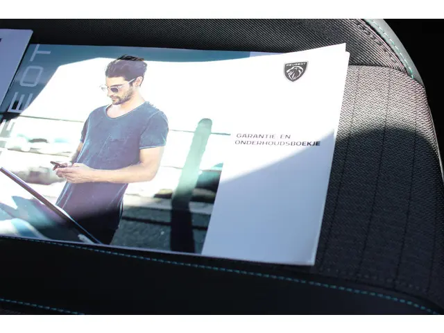 Peugeot 2008 1.2 PT AUTOMAAT ALLURE PACK 2022 Benzine 11