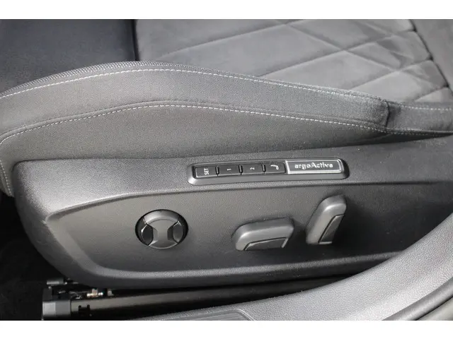 Volkswagen Golf 1.5 TSI Life Business 2021 Benzine 10