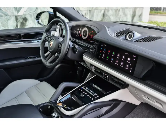 Porsche Cayenne Coupé 3.0 E-Hybrid 2025 Hybride Benzine 7