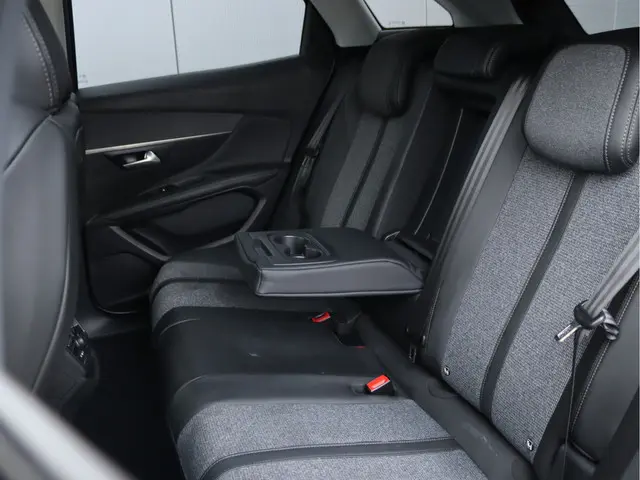 Peugeot 3008 1.2 PureTech Allure 2019 Benzine 24