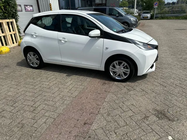 Toyota Aygo 1.0 VVT-i x-play 2016 Benzine 6