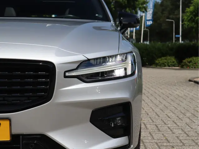 Volvo V60 2.0 T4 R-Design 2020 Benzine 18