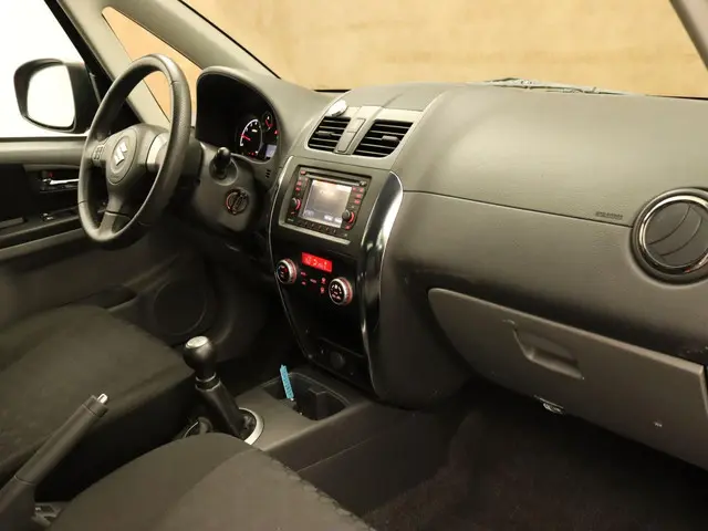 Suzuki SX4 1.6 Executive 2013 Benzine 6