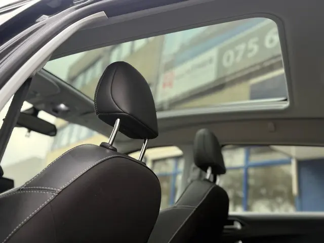 Peugeot 2008 1.2 PureTech Allure((( 90.000 km ))) 2017 Benzine 12