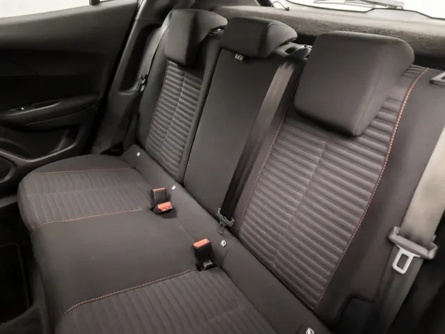Peugeot 2008 1.2 PureTech Sport 2021 Benzine 14