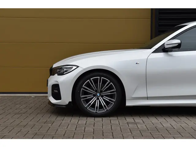BMW 3 Serie 320i Executive Edition 2019 Benzine 4