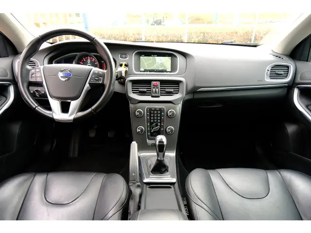 Volvo V40 2.0 T3 Nordic+ Pano|Xenon|Leder|Navi 2016 Benzine 12