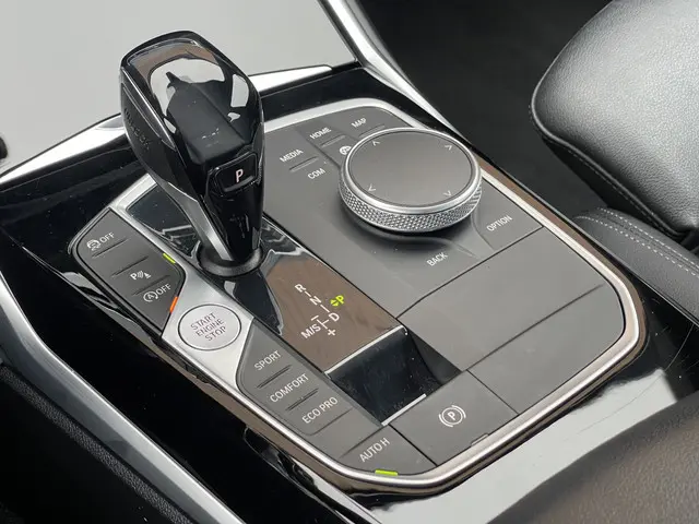 BMW 3 Serie 318i High Executive Edition 2021 Benzine 22