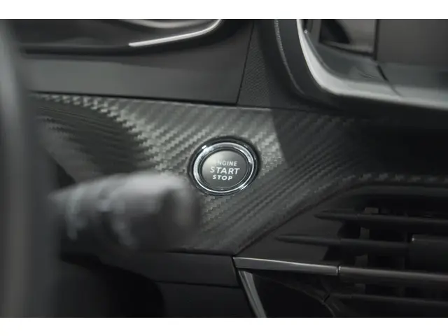 Peugeot 2008 PureTech 130 EAT8 Allure 2021 Benzine 41