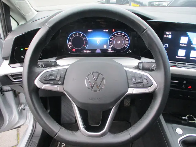 Volkswagen Golf 1.5 TSI Life Business 2023 Benzine 6