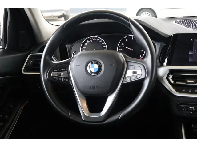 BMW 3 Serie 320i High Executive 2019 Benzine 12