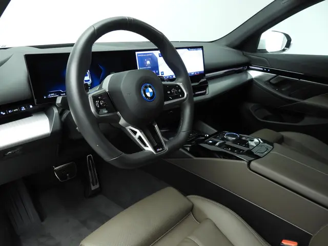 BMW 5 Serie Touring 530e 2024 Hybride Benzine 6