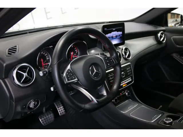 Mercedes-Benz GLA 180 Memory/AMG-styling 2018 Benzine 15