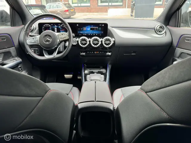 Mercedes-Benz GLA 200 AMG Line 2023 Benzine 9