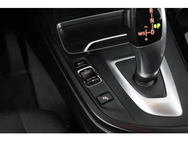 BMW 3 Serie Touring 320i Executive 2018 Benzine 26