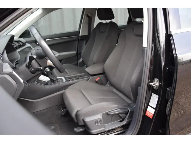 Audi Q3 45 TFSI e edition 2022 Hybride Benzine 56