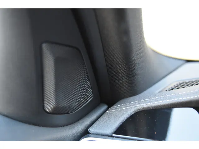 BMW 3 Serie Touring 320i Business Edition 2022 Benzine 31