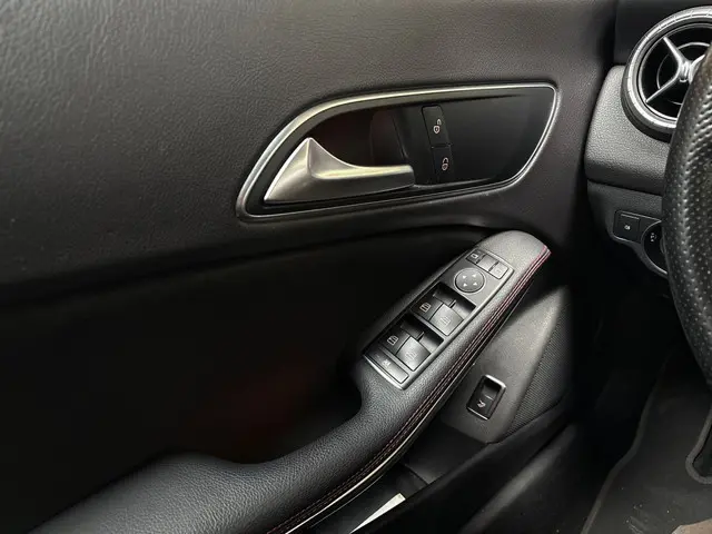 Mercedes-Benz CLA 180 AMG Sport 2015 Benzine 18