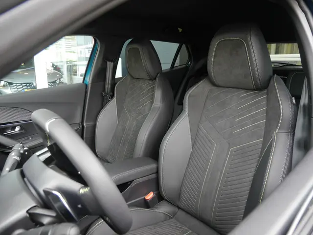 Peugeot 2008 1.2 Hybrid 145 GT 2025 Hybride Benzine 9