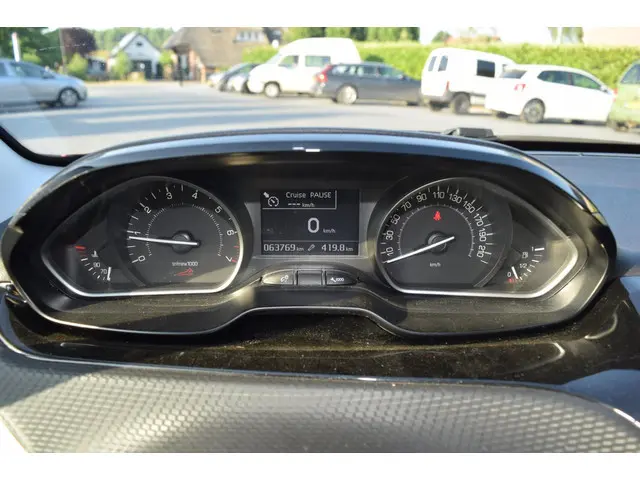 Peugeot 208 1.2 PureTech Allure panoramadak 2019 Benzine 17