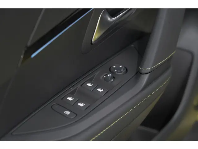 Peugeot 208 Hybrid 136 e-DCS6 GT 2024 Hybride Benzine 28