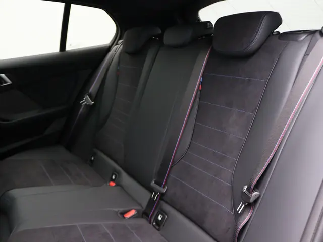 BMW 1 Serie 120 2025 Benzine 21