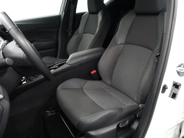Toyota C-HR 1.8 Hybrid Dynamic Aut- 2023 Hybride Benzine 20