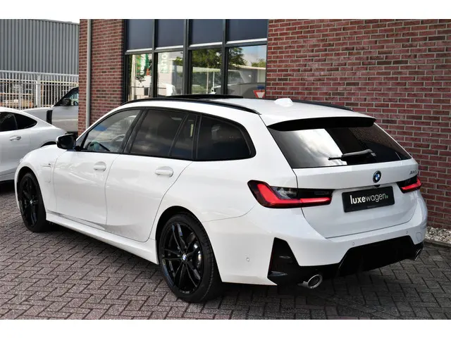 BMW 3 Serie Touring 330e M-Sport 2023 Hybride Benzine 72