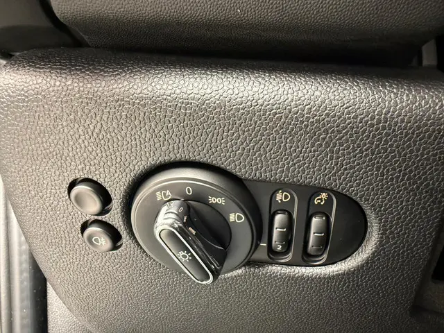 MINI 5-Deurs Cooper 2023 Benzine 32