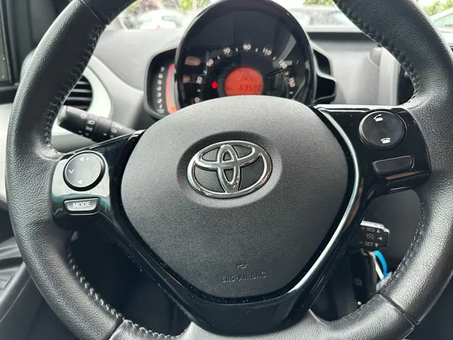 Toyota Aygo 1.0 VVT-i x-play ltd 2019 Benzine 19