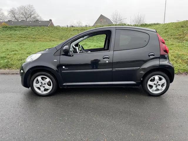Peugeot 107 1.0 Black & Silver LM Velgen,Airco 2012 Benzine 2