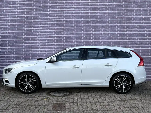 Volvo V60 2.0 T3 R-Design 2017 Benzine 28
