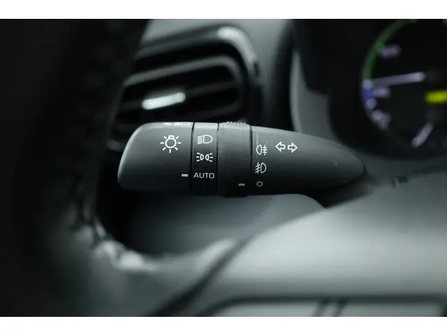 Toyota Yaris 1.5 Hybrid Active 2022 Hybride Benzine 12