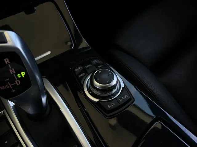 BMW 5 Serie Touring 520i Executive 2015 Benzine 24