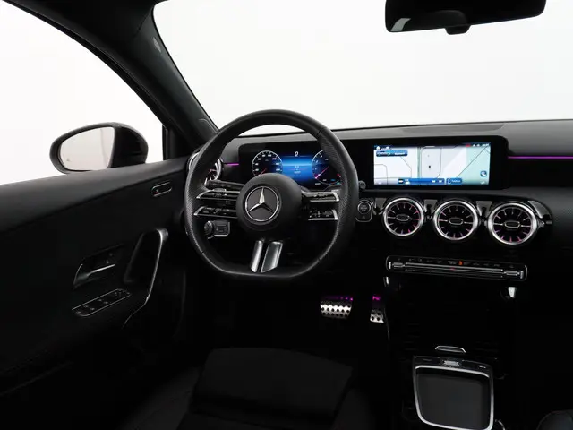 Mercedes-Benz A-Klasse 200 AMG Line 2023 Benzine 22