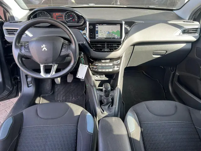 Peugeot 208 1.2 PureTech Allure 2015 Benzine 6