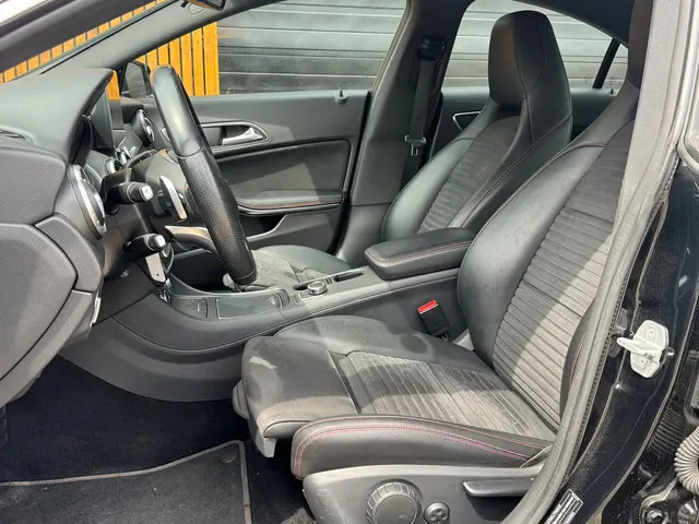 Mercedes-Benz CLA 180 Business Solution AMG 2017 Benzine 8