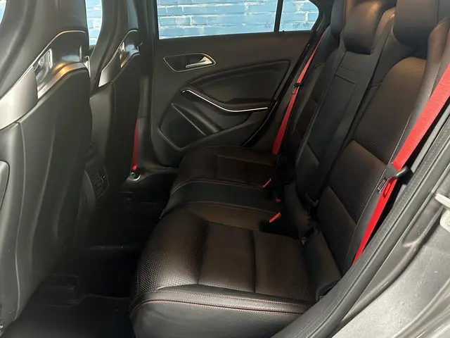 Mercedes-Benz A-Klasse AMG 45 4MATIC 2015 Benzine 14
