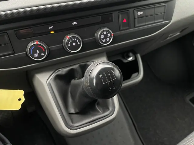 Volkswagen Transporter 2.0 TDI L2H1 28 2023 Diesel 14