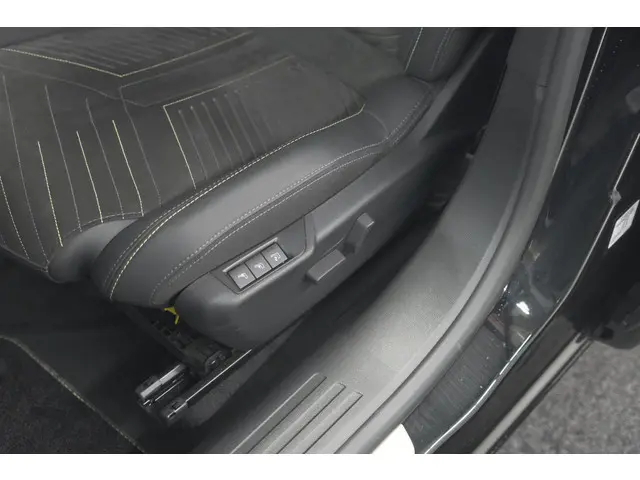 Peugeot 2008 PureTech 130 EAT8 GT 2024 Benzine 30