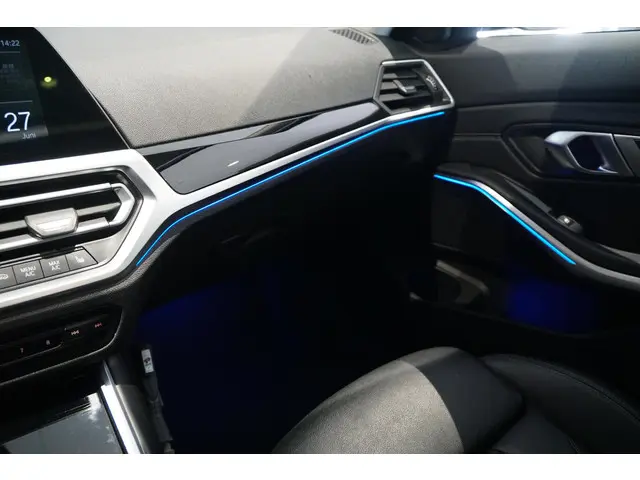 BMW 3 Serie 318i High Executive 2021 Benzine 23