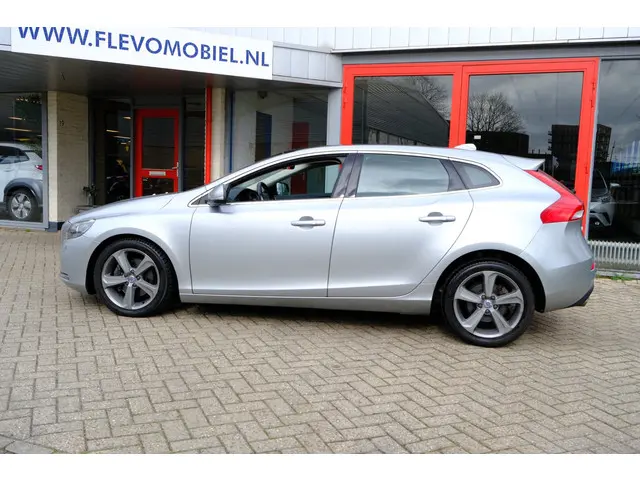 Volvo V40 2.0 T3 Nordic+ Pano|Xenon|Leder|Navi 2016 Benzine 31