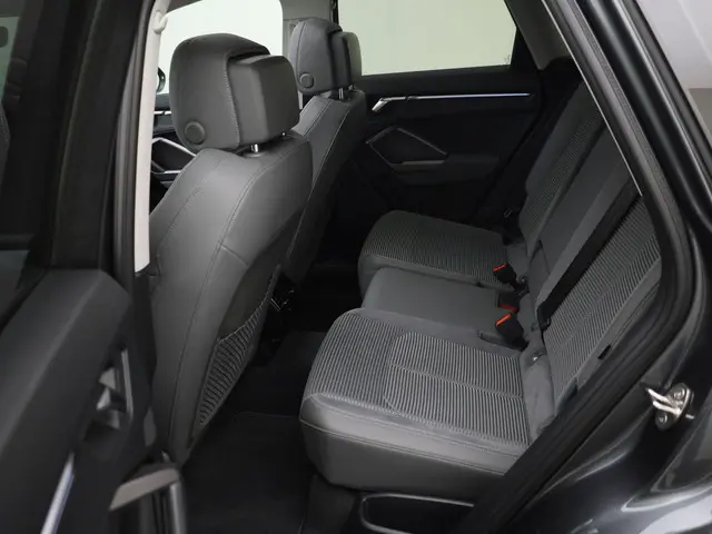 Audi Q3 35 TFSI/150PK S Line 2024 Benzine 24